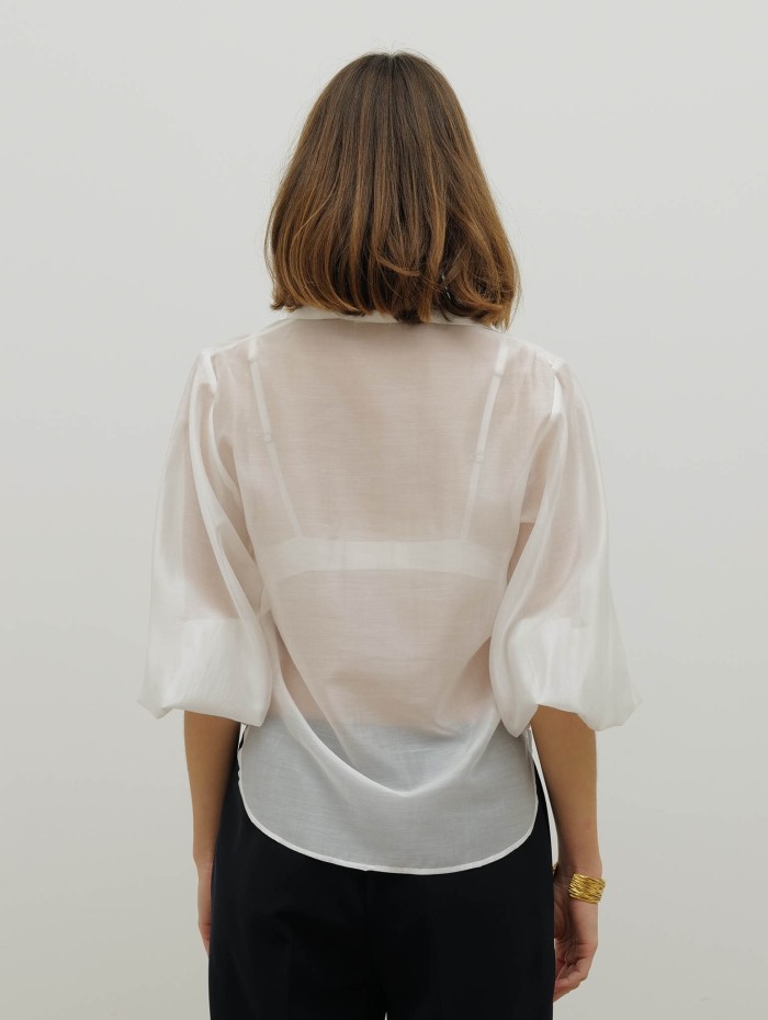 Blouse blanche transparente satinée – 26 Avenue