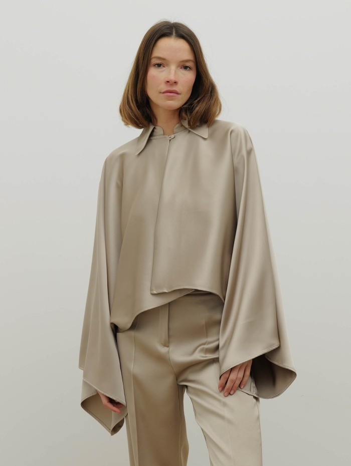 Veste cape satinée sable – 26 Avenue