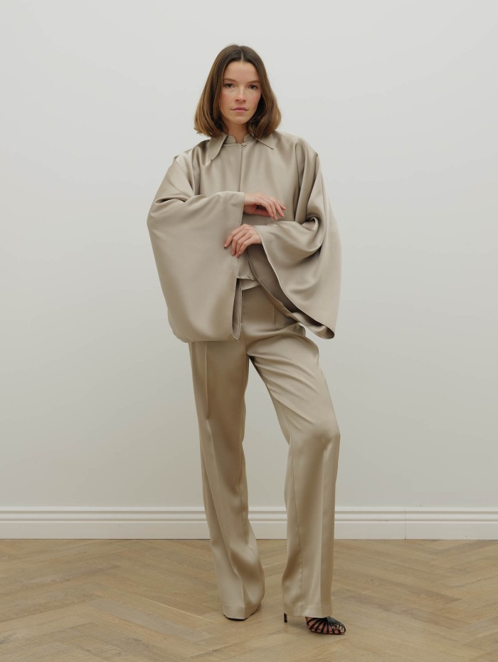 Veste cape satinée sable – 26 Avenue