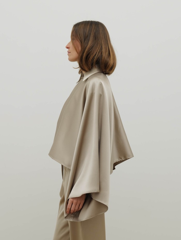 Veste cape satinée sable – 26 Avenue