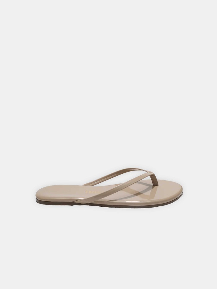 Tongs vernies en cuir sable - Glosses - Tkees