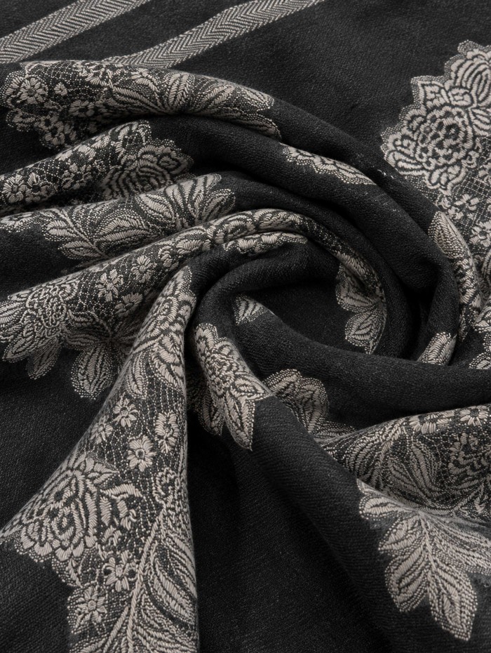Écharpe noire à fleurs beige - Laurence - 26 Avenue