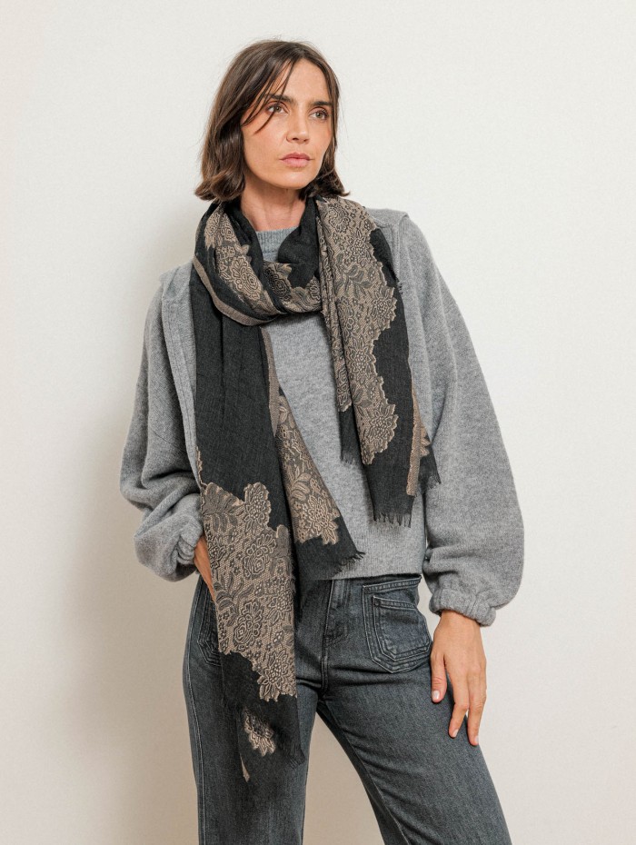 Écharpe noire à fleurs beige - Laurence - 26 Avenue