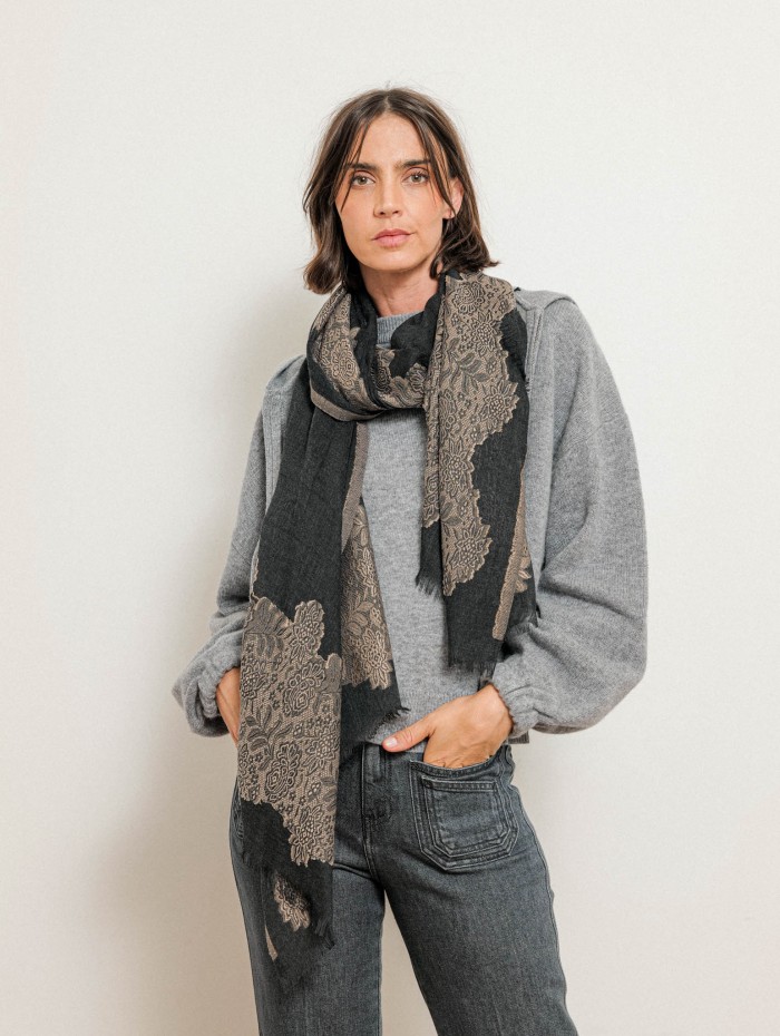 Écharpe noire à fleurs beige - Laurence - 26 Avenue